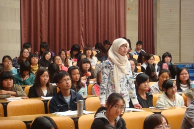 A student at Yunnan Normal University asking a question of Dr. Gareis.