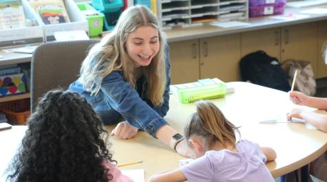 Alison Meyer '25, an inaugural member of the William & Mary Orton-Gillingham (OG) Scholars Program, coaches kindergarten students.